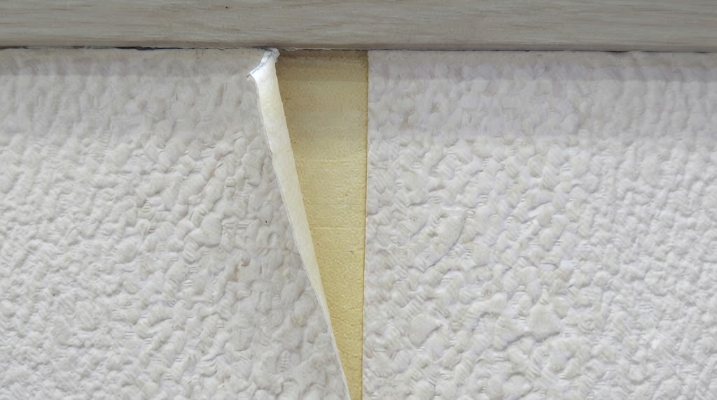 クロスが剥がれている様子